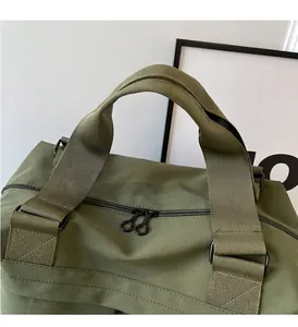 Detail der armeegrünen Nylontasche mit verstärkten Griffen und robusten Doppel-Reißverschlüssen