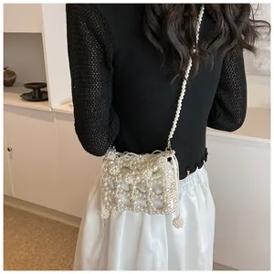 Détail du sac bandoulière fait main en perles avec doublure en satin et ruban de soie