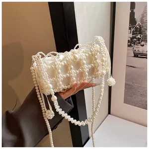 Détail d'un sac à main fait main en perles avec doublure en satin blanc et tissage perlé