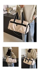 Detail der beigen Reisetasche mit schwarzen Gurten für Fitness und Kurztrips