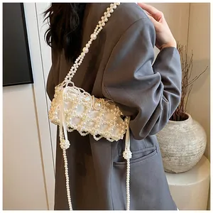Détail d'un sac bandoulière en perles fait main avec doublure élégante en satin