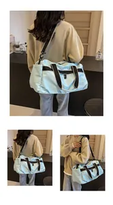Detail der hellblauen Reisetasche mit schwarzen Nylongurten und verstellbarem Schultergurt