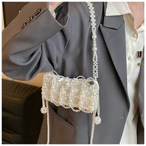 Détail du sac à bandoulière en perles fait main avec doublure en satin blanc