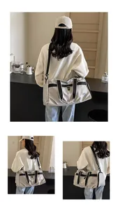 Nahaufnahme der grauen wasserdichten Nylontasche mit schwarzen Gurten und Details