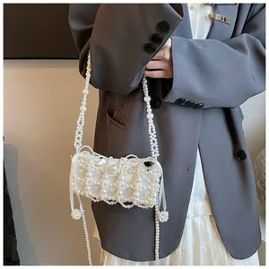 Détail du sac à main fait main en perles blanches avec doublure en satin soyeux