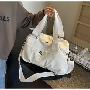 Detail der weißen Nylontasche mit abnehmbarem Schultergurt und schwarzem Reißverschluss