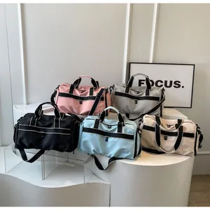 Detailansicht strapazierfähiger Reisetaschen aus wasserfestem Nylon in fünf Farben