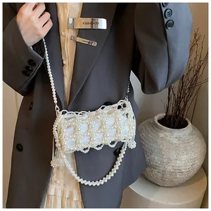 Détail du sac à bandoulière en perles fait main avec doublure en satin et franges