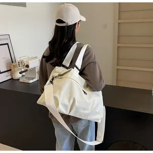 Geräumige, cremeweiße Canvas-Tragetasche über der Schulter im lässigen Lifestyle-Ambiente