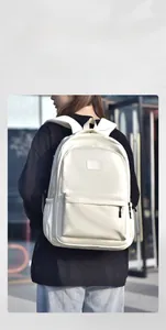 Photo lifestyle d'un sac à dos blanc minimaliste avec poche zippée et porte-bouteille latéral