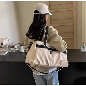 Rückansicht eines Modells mit einer beigen Reisetasche und schwarzen Riemen im Raum
