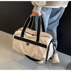 Detailansicht der Reisetasche mit schwarzen Riemen und seitlichem Staufach