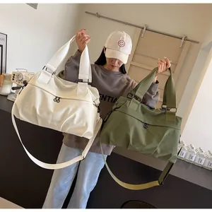 Detailansicht beige und olivgrüne Tragetaschen mit breiten Trägern und gefaltetem Boden
