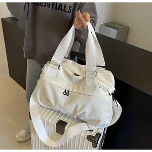 Detailansicht der weißen Reisetasche mit großem Fassungsvermögen und abnehmbarem Gurt