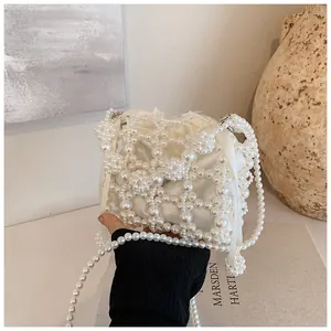 Vue détaillée du tissage de perles blanches fait main avec une doublure en satin à cordon