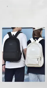 Photo en extérieur du sac à dos en nylon avec poches latérales réglables sur mannequin