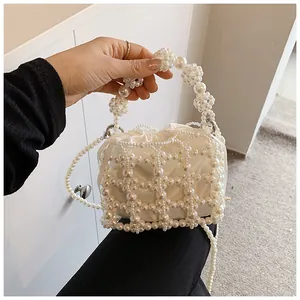 Détail du sac à main en perles tissées avec doublure en satin et chaîne de perles