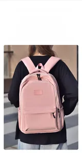 Sac à dos rose en nylon avec bretelles rembourrées présenté dans un décor urbain