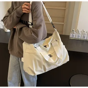 Detailansicht einer großen cremefarbenen Canvas-Tasche mit Fokus auf Textur und Ringen