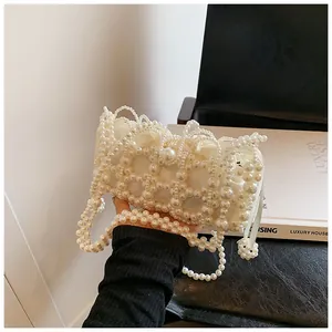 Détail du sac à main en perles faites main avec structure en satin élégante