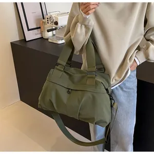 Detailansicht einer olivgrünen Oversize-Tragetasche aus robustem Nylon mit breiten Trageriemen
