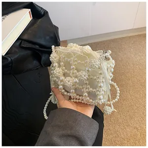 Détail d'un sac à main fait main en perles avec doublure en satin et poignée tressée