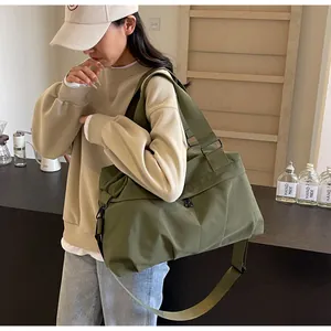 Detailansicht der olivgrünen Nylon-Tragetasche mit verstärkten Riemen und Metallhaken