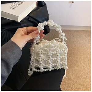 Détail d'un sac à main en perles fait main avec doublure en satin et poignées rondes