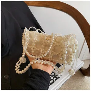 Gros plan d'un sac bandoulière en perles fait main avec broderies fines et base en soie