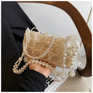 Détail d'un sac en perles fait main avec doublure en satin et bandoulière chic