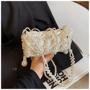 Détail du sac de luxe perles tissé à la main avec doublure en satin et perles complexes