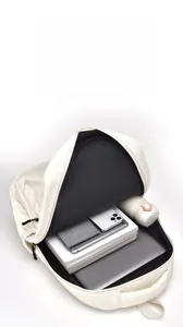 Aménagement intérieur du sac à dos beige avec compartiment pour ordinateur et rangement à couches