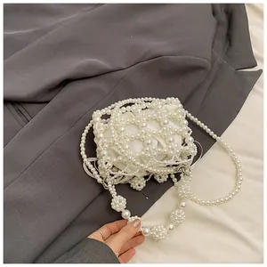 Détail du sac à main en perles fait main avec pochette en soie et bandoulière en perles