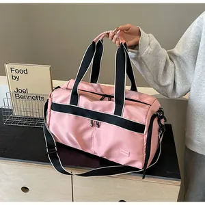 Detail der rosa Reisetasche mit zwei Front-Reißverschlüssen und sportlichen Tragegurten