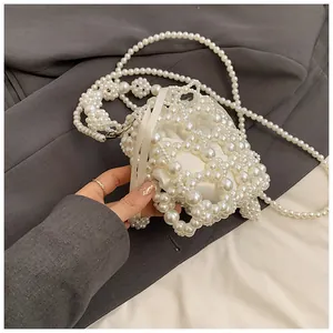 Détail d'un sac en perles fait main avec doublure en satin et bandoulière élégante