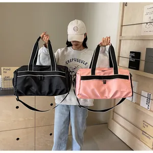 Detailansicht minimalistischer Fitnesstaschen in Schwarz und Rosa mit Nylongurten
