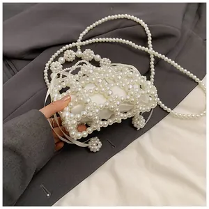 Gros plan du sac à main en perles fait main avec texture grillagée et pochette intérieure en satin