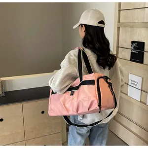 Detail der rosa wasserdichten Nylon-Reisetasche mit verstellbarem Gurt und stabilen Griffen