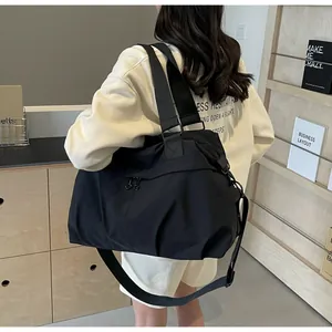 Große schwarze Reisetasche mit verstellbaren Schultergurten und Doppelreißverschluss