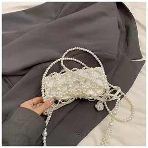 Gros plan détaillé du sac en perles fait main avec doublure en satin et texture fine