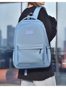 Vue arrière d'un sac à dos bleu clair ergonomique avec de larges bretelles rembourrées