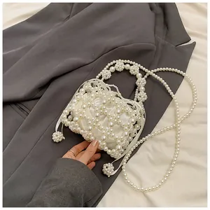 Détail du sac à main en perles avec doublure en satin et texture de perles tissées
