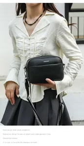 Détail du sac bandoulière en cuir noir avec large sangle jacquard au motif géométrique