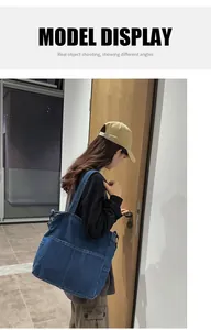 Dettaglio della borsa tote in denim blu con trama robusta e ampia tracolla comoda