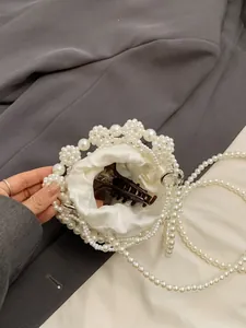 Sac à bandoulière fait main en perles avec doublure en satin et longue chaîne de perles