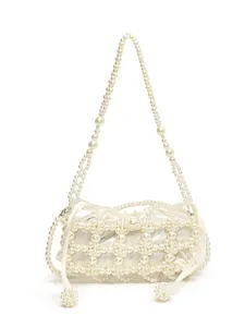 Sac à bandoulière élégant en perles blanches fait main avec pochette en satin pour femme