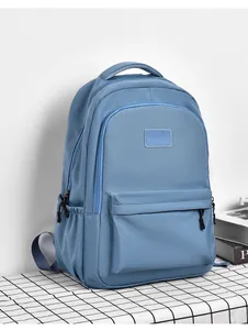 Détail d'un sac à dos décontracté bleu clair avec texture en nylon et poche à rabat