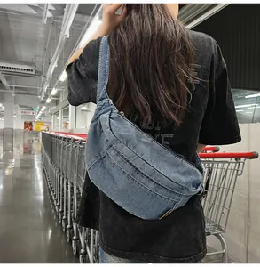 Detailweergave van de donkerblauwe denim crossbodytas met een retro streetstyle ontwerp