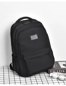 Détail d'un sac à dos professionnel noir en tissu résistant avec poche latérale filet