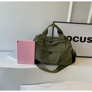 Detailansicht der olivgrünen Nylon-Reisetasche mit mehreren Reißverschlusstaschen